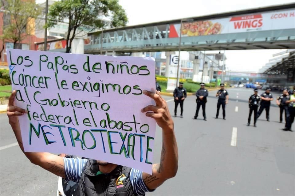 Un padre de familia en una protesta hace dos días en la Ciudad de México por la falta de medicamento para tratar el cáncer.