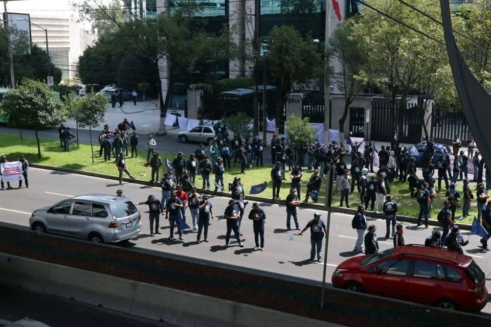 Por momentos, los agentes permiten el paso por un solo carril.