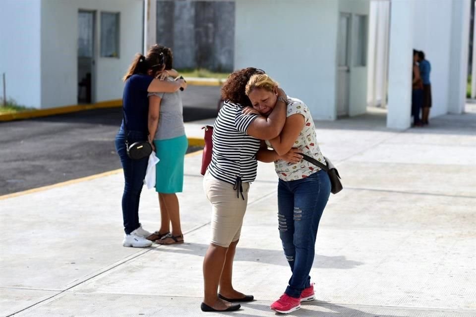 Familiares de las víctimas acudieron ante las autoridades para identificar los cuerpos.