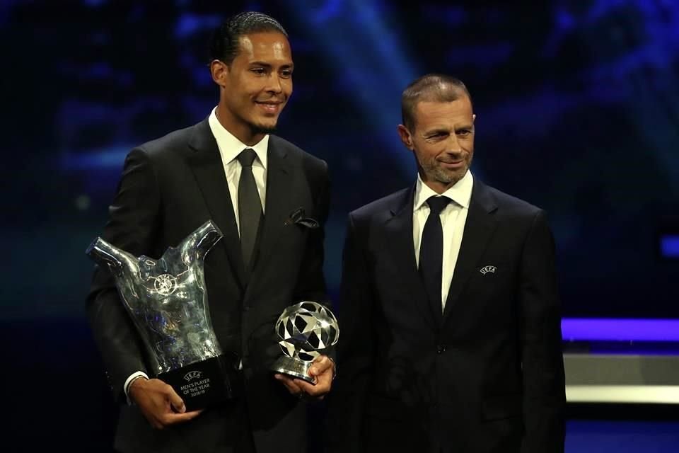 El holandés posa con los premios a Mejor Jugador del Año y a Mejor Defensor de la UEFA.
