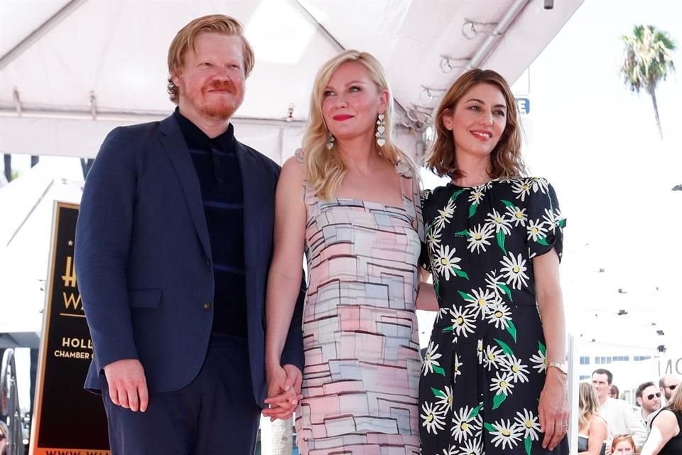 Acompañada de su esposo, Jesse Plemons, y la cineasta Sofia Coppola, Kirsten Dunst develó su estrella en el Paseo de la Fama de Hollywood.