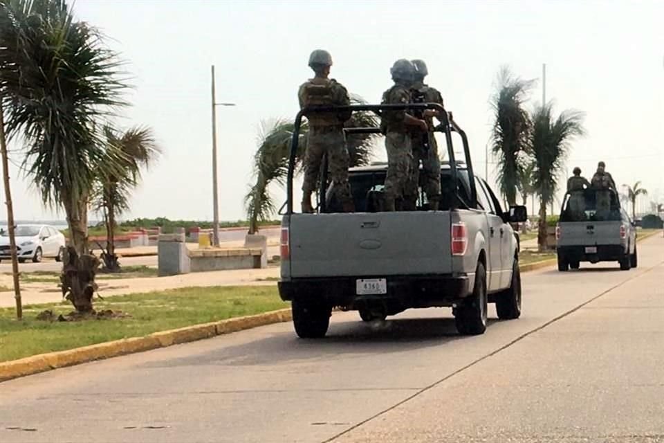 En Coatzacoalcos elementos de la Marina y la Policía estatal patrullan por las calles céntricas, mientras que el Ejército instaló un retén en los límites con Minatitlán.