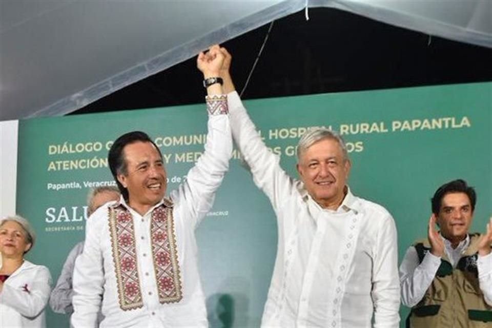 Andrés Manuel López Obrador levanta la mano a Cuitláhuac García, Gobernador de Veracruz.