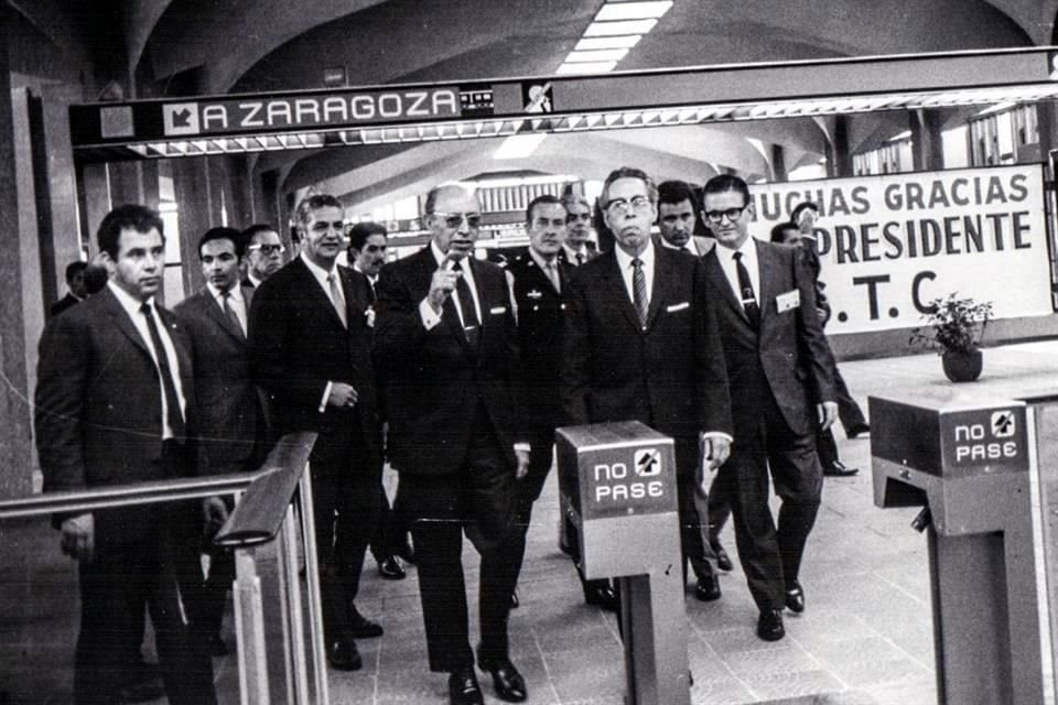 El Presidente Gustavo Díaz Ordaz creó, el sábado 29 de abril de 1967 y por decreto, el organismo público descentralizado Sistema de Transporte Colectivo