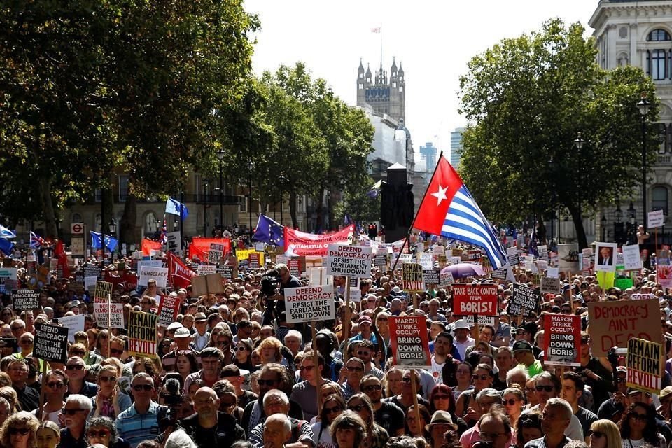 Protestantes contra el bloqueo del Parlamento llenan las calles de Lóndres.