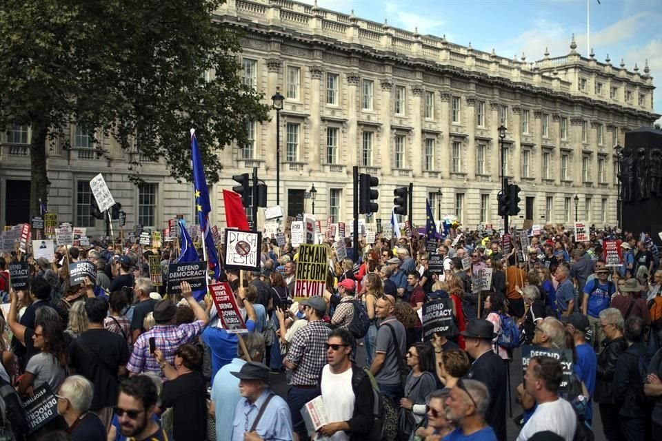 Miles de personas protestan en Reino Unido contra la suspensión del Parlamento, que impediría frenar un brexit sin acuerdo.