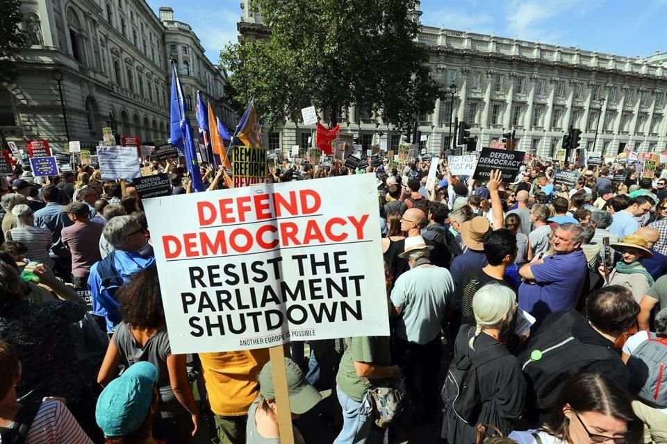 Miles de personas protestan en Reino Unido contra la suspensión del Parlamento, que impediría frenar un brexit sin acuerdo.