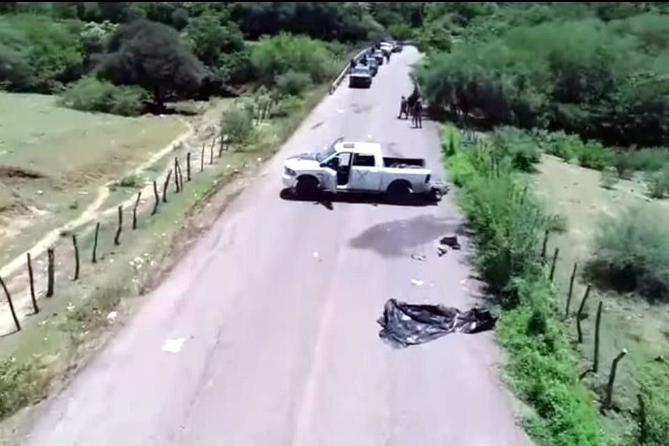 El video muestra camionetas y cuerpos tras la matanza en Tepalcatepec.