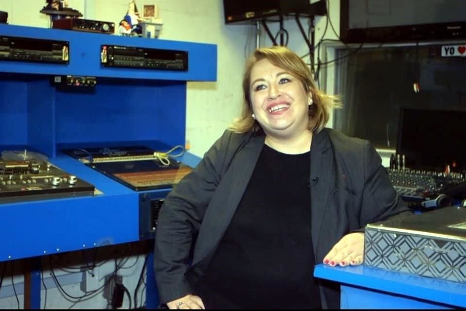 La locutora Dinorah Fernández Cacho lleva 19 años trabajando en el Metro.