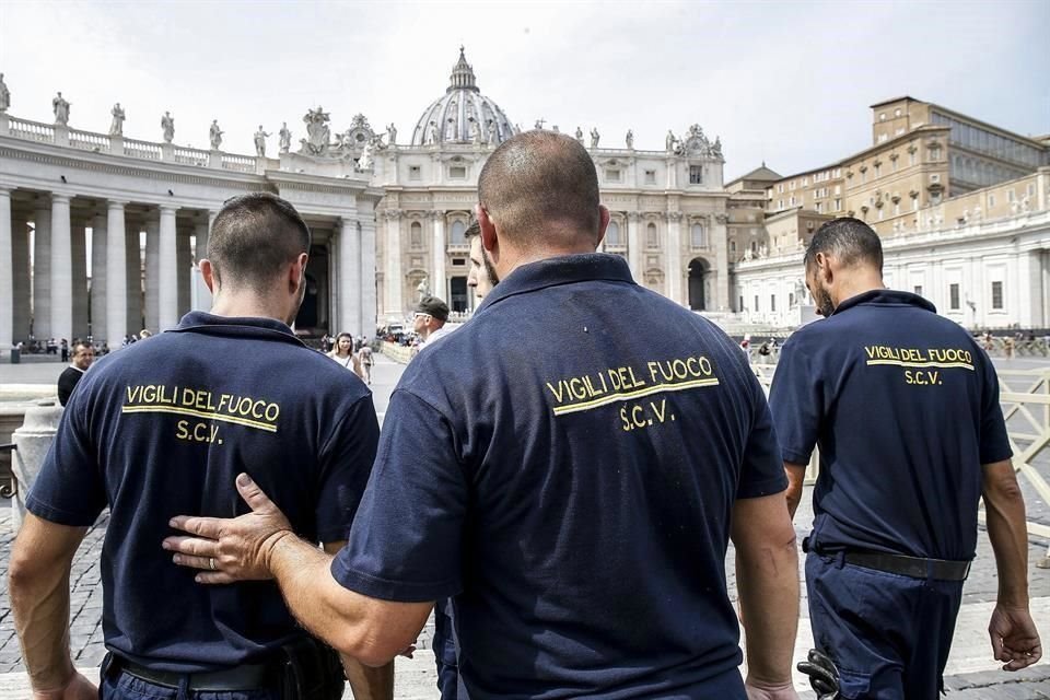 Bomberos del Vaticano rescataron al Papa de un elevador que se quedó sin energía eléctrica.