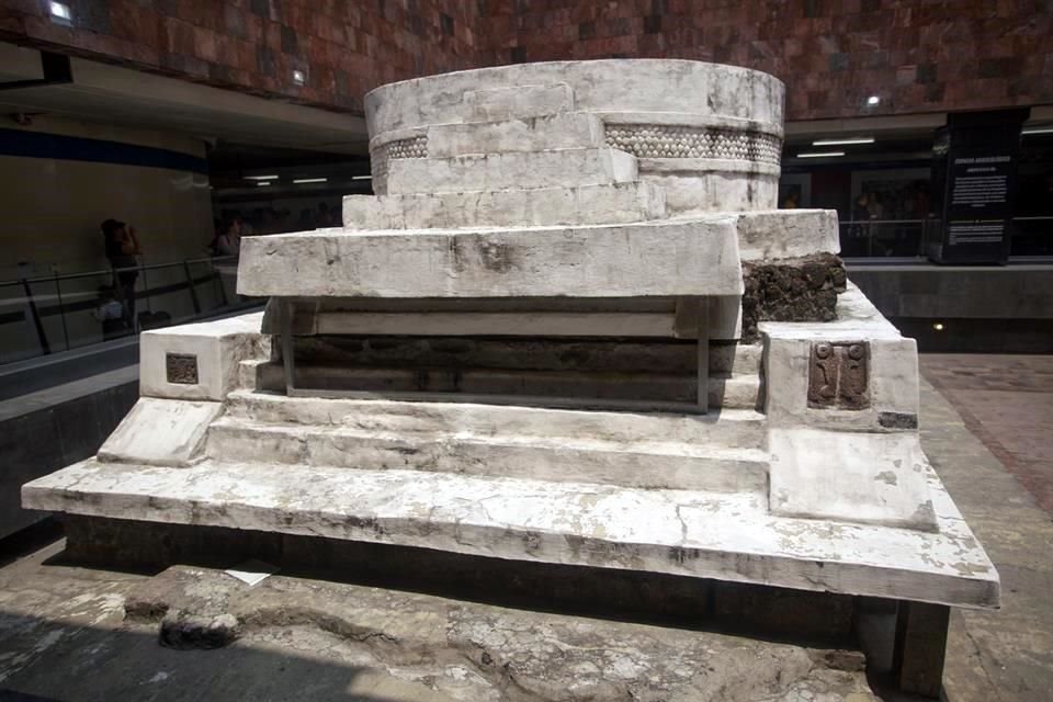 El centro ceremonial de Ehécatl permanece al centro de la estación Pino Suárez y acompaña, día a día, el trasbordo de los usuarios.
