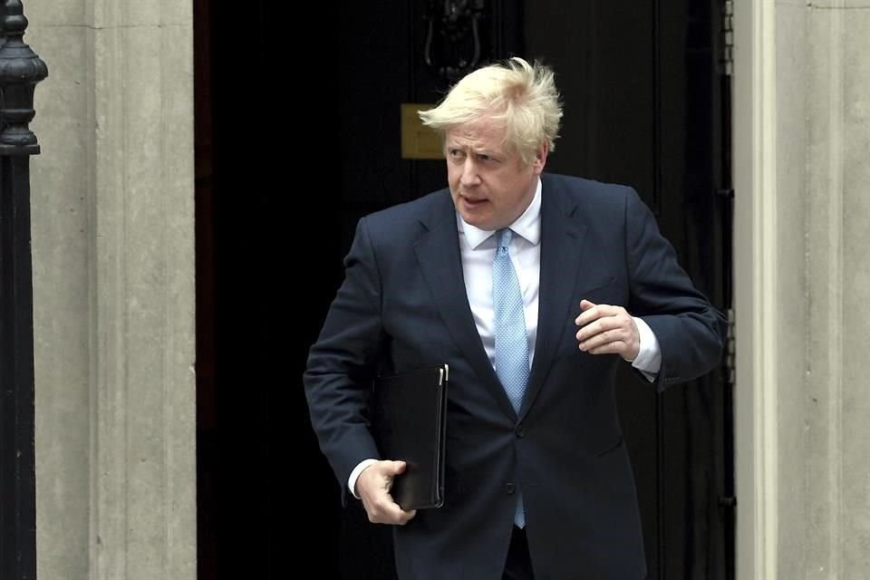 El Primer Ministro británico, Boris Johnson, antes de dar una conferencia frente al número 10 de Downing Street.