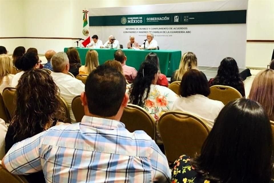 Padres de la Guardería ABC en la reunión con el Presidente López Obrador, el subsecretario Encinas y el director Robledo.