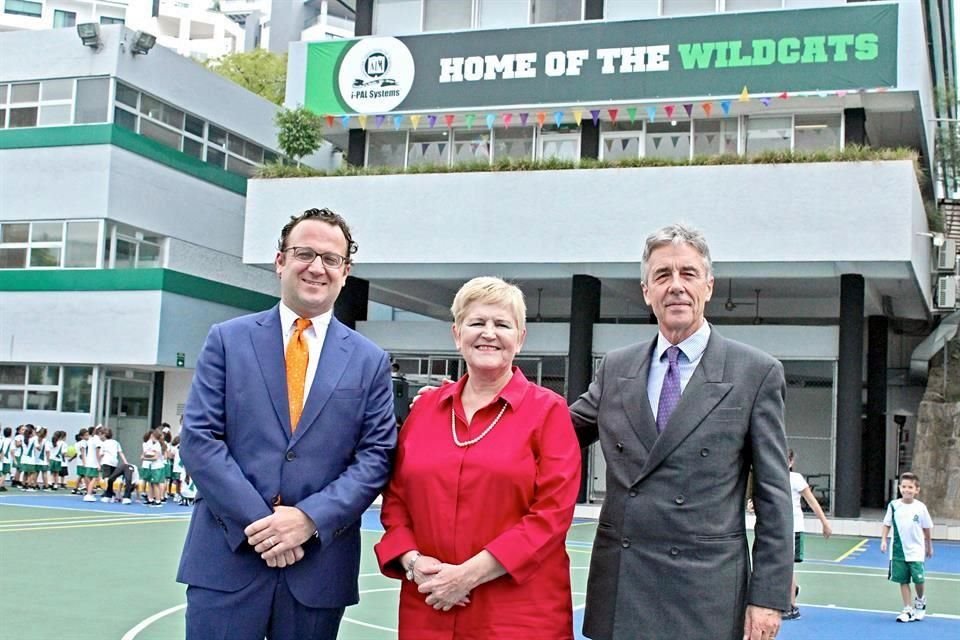 Matt Harbison, (izq.), Elizabeth Huergo y Stephen Spurr
