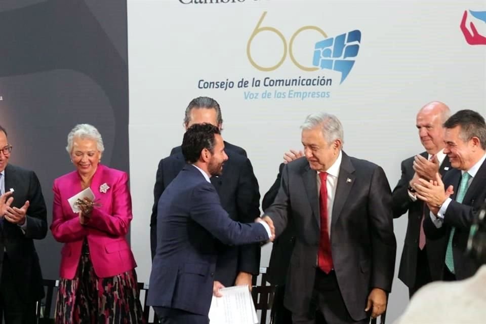 López Obrador celebró la difusión de los mensajes, ya que contribuyen, dijo, a exaltar valores como la honestidad.