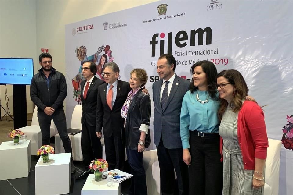 La Secretaria de Cultura del Estado de México (al centro) participó en la presentación del programa de la Feria Internacional del Libro del Estado de México.