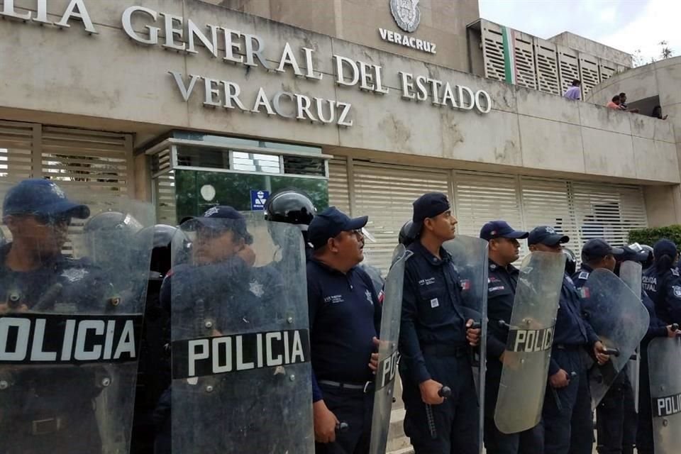 Los agentes impidieron el ingreso de diputados del PAN.