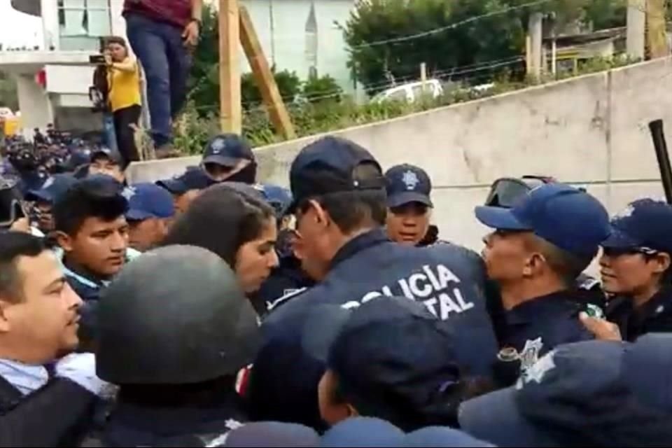 Policías estatales intercambiaron jaloneos con diputados del PAN en la Fiscalía de Veracruz.