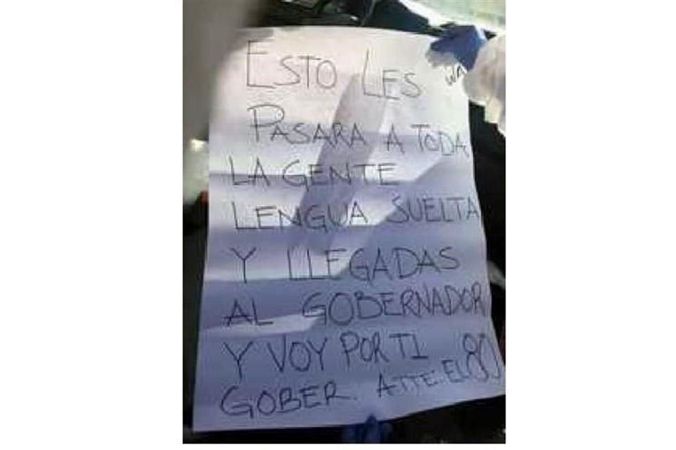 Fotografía filtrada a los medios de comunicación de la cartulina que la Fiscalía aseguró haber encontrado en la escena del crimen.