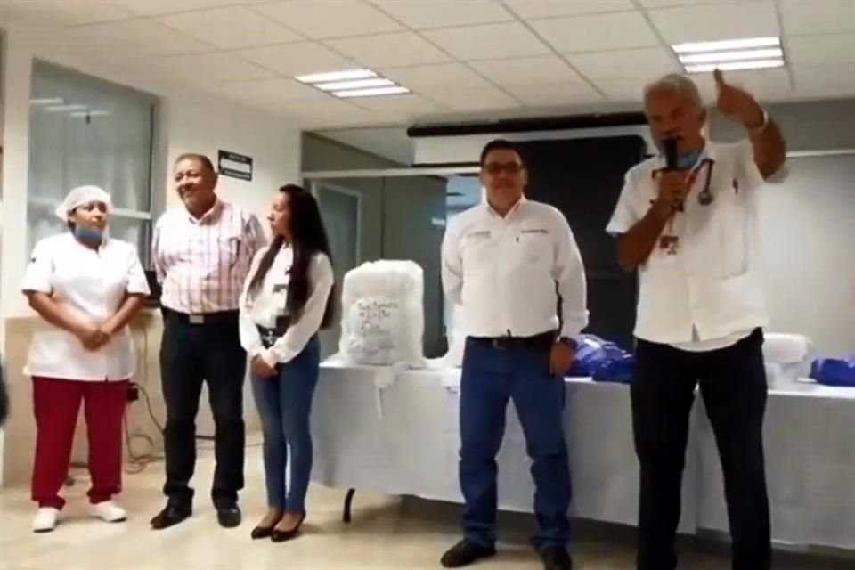 Mientras el funcionario se quejaba de las exigencias de los beneficiarios de este servicio de salud, algunos compañeros sonrieron y otros no emitieron ningún gesto.