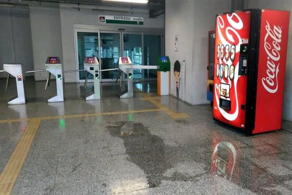 Instalaciones del Metro permanecían con daños menores y encharcamientos.