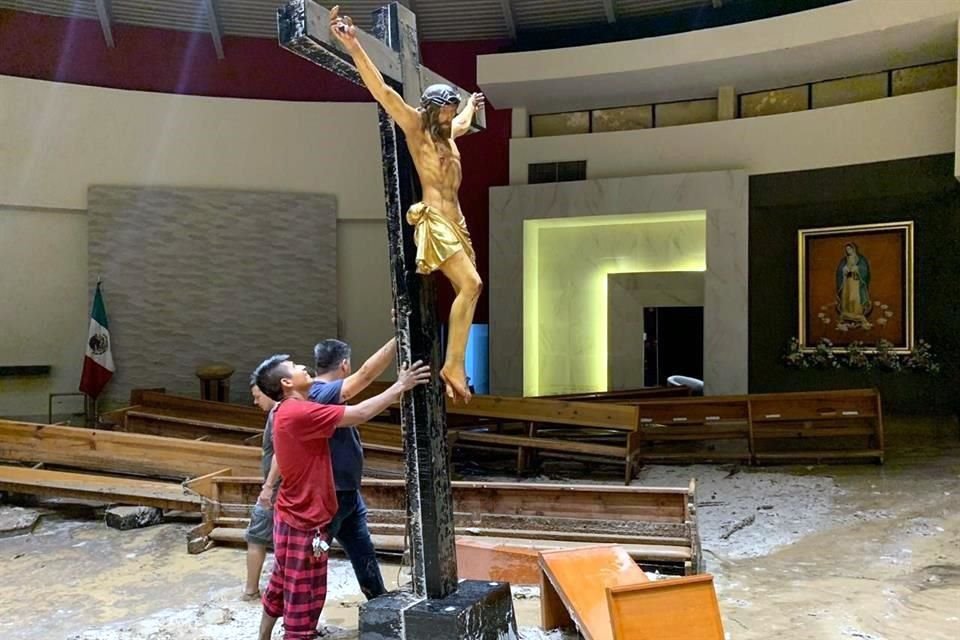 Las fuertes lluvias terminaron por inundar y afectar las instalaciones de una iglesia en la Colonia Cumbres, en Monterrey.