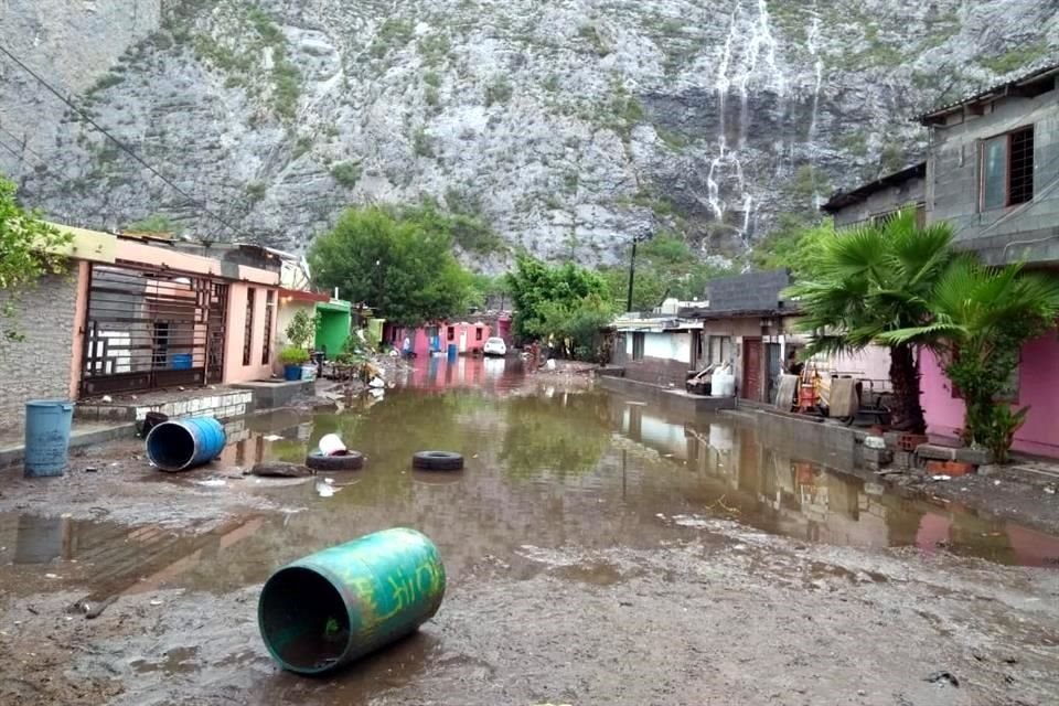 En esta colonia ubicada en una de las minas de las que fueron pedreras en el Cerro del Topo Chico, se aprecian las calles inundadas y las casas llenas de lodo.