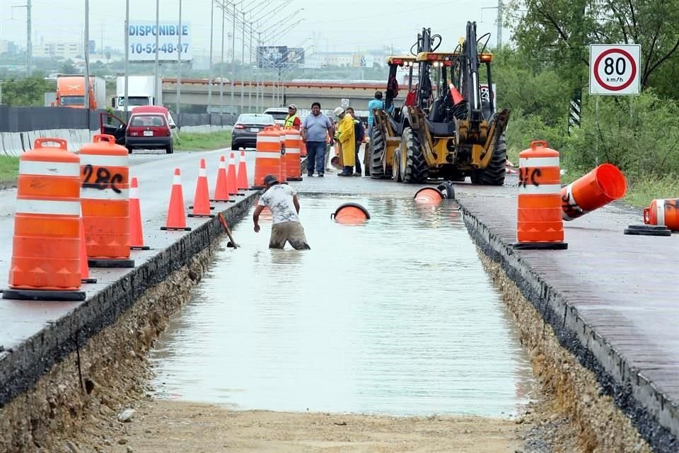 La Autopista al Aeropuerto sufrió inundaciones en las obras que se están llevando a cabo.