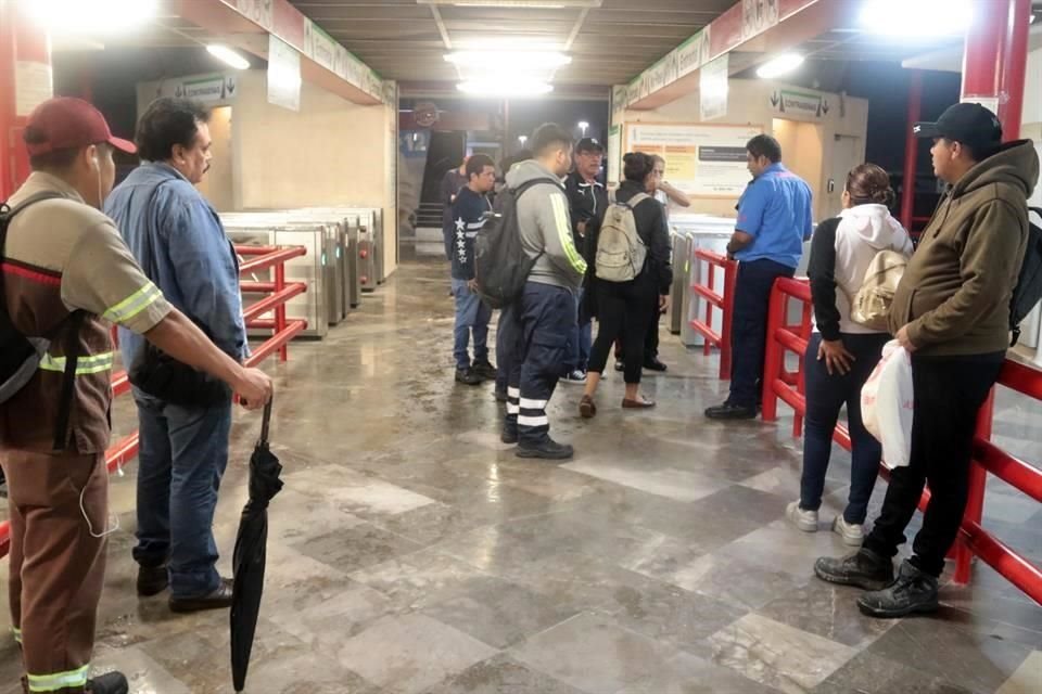 Ante la incertidumbre de cuándo se volverá a reestablecer el servicio de Metrorrey, algunos usuarios permanecen en los accesos de la estación.