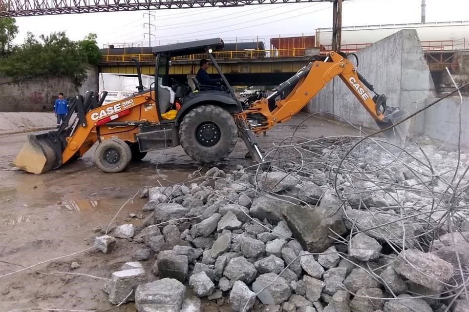 Una barda cayó por la fuerza de la corriente en unos tramos del Arroyo Topo Chico, lo que obligó al cierre de la Avenida Fidel Velázquez y Manuel L. Barragán, en San Nicolás.