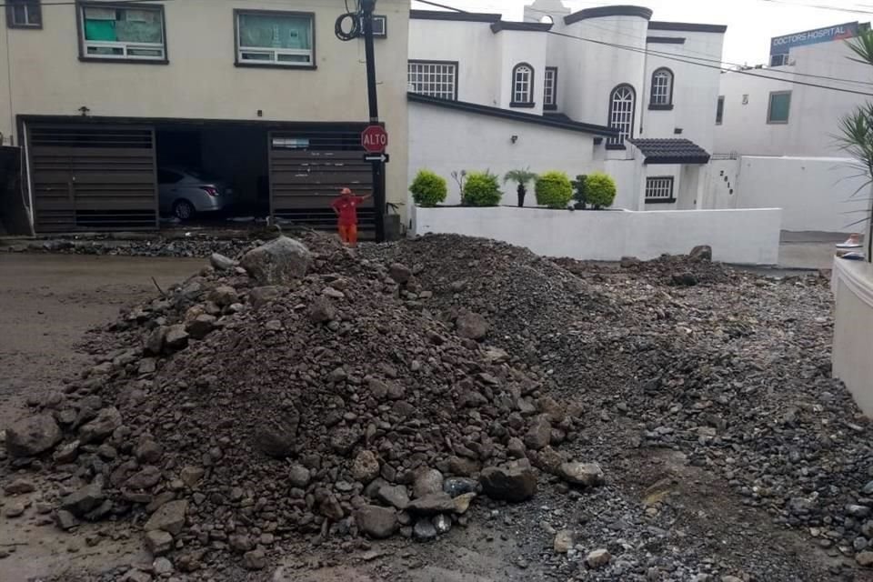 Durante la madrugada, las lluvias torrenciales arrastraron toneladas de lodo y piedras por la calle Pedro de Mendoza, material que terminó acumulado en el cruce con la Calle Juárez.