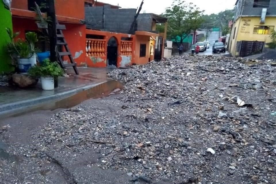 En la zona norte de Monterrey, varios habitantes de la Colonia CROC se la pasaron en vela luego de que un alud de rocas y lodo invadió sus viviendas