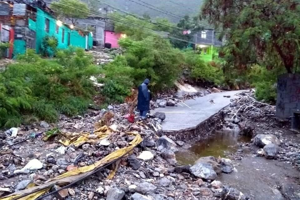 Algunas calles de esta zona prácticamente están cubiertas de piedras y lodo que hacen imposible el tránsito vehicular.