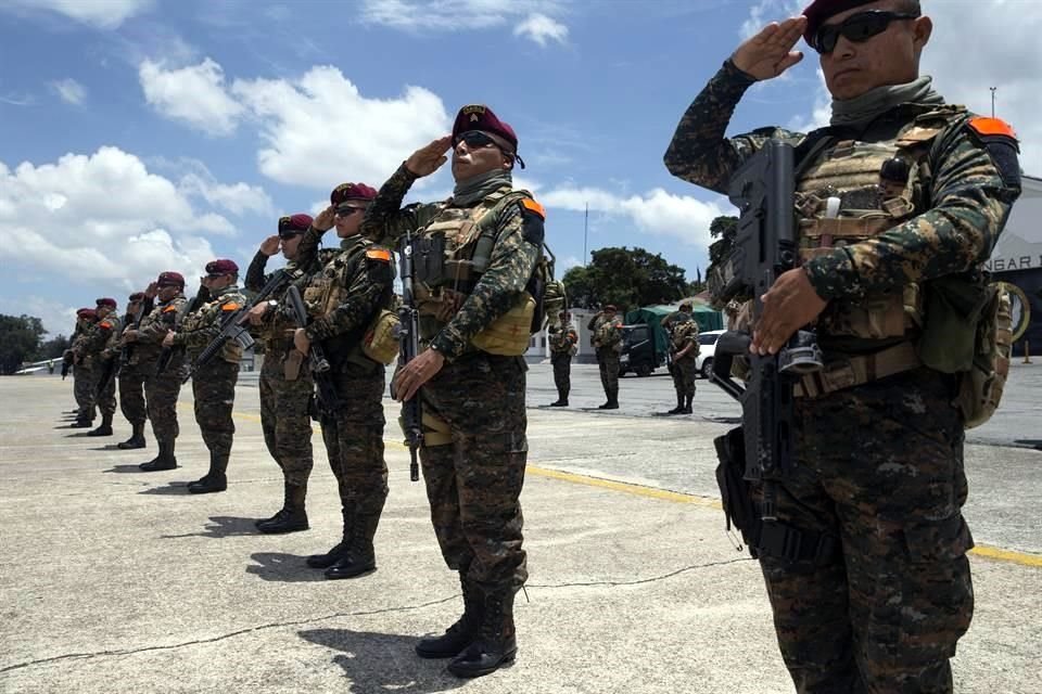 Soldados asisten a una ceremonia tras el asesinato de tres militares en Guatemala.