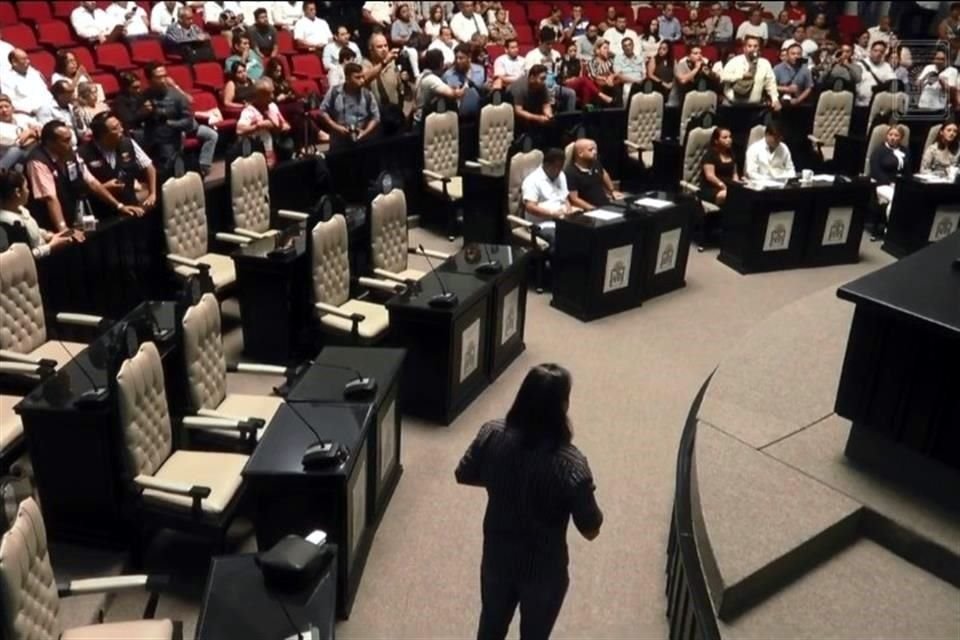 El desaire de los legisladores se basó en la acusación de que el pasado miércoles Morena y sus aliados instalaron una Mesa Directiva ilegal, pues ésta se justificó con una ley inexistente.