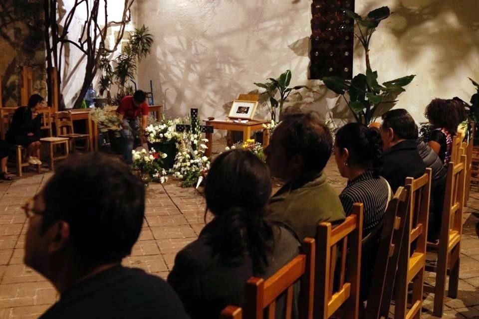 En la sede del IAGO se depositan veladoras y flores.