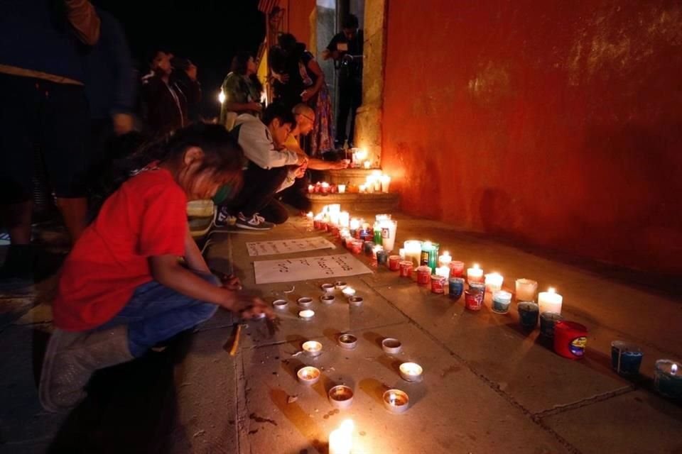 Ciudadanos acuden al Instituto de Artes Gráficas de Oaxaca para dejar ofrenda en memoria de Francisco Toledo, fundador de ese espacio.