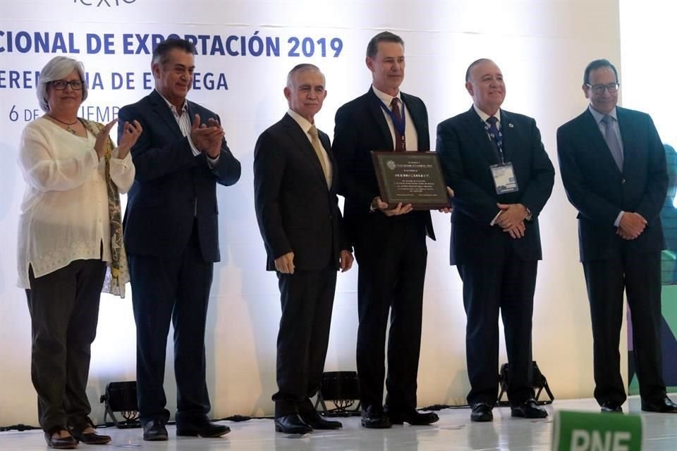 Raúl Gutiérrez Muguerza (centro), presidente de Deacero, recibió el premio en la categoría de Empresas Exportadoras Grandes Industriales.