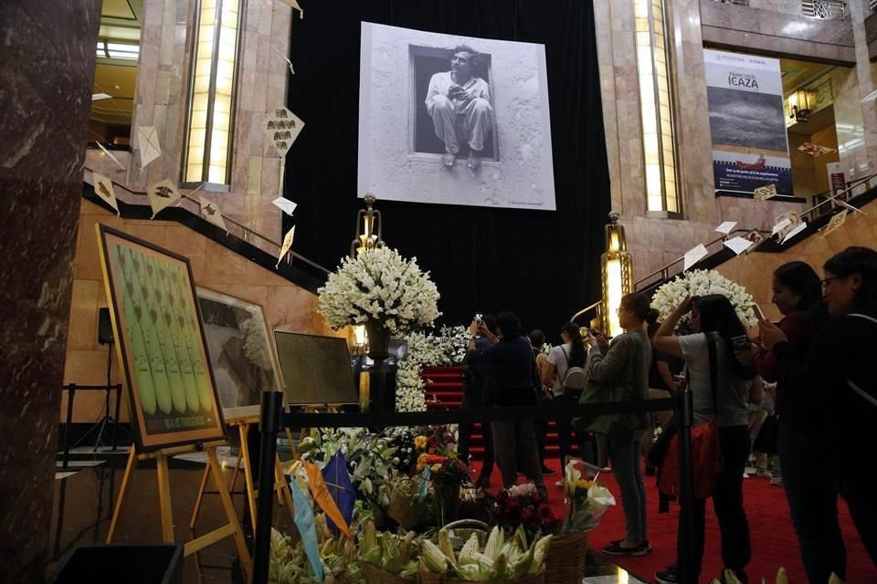 Ofrenda a Francisco Toledo en el Palacio de Bellas Artes.