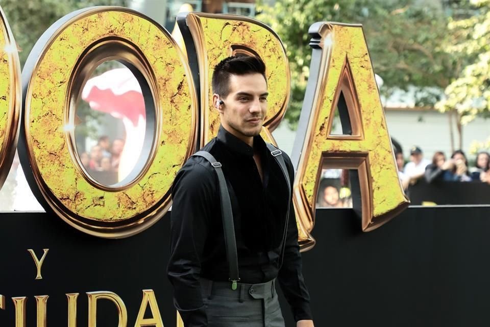 Vadhir Derbez acompañó a su padre Eugenio Derbez a la presentación de 'Dora y la Ciudad Perdida'.