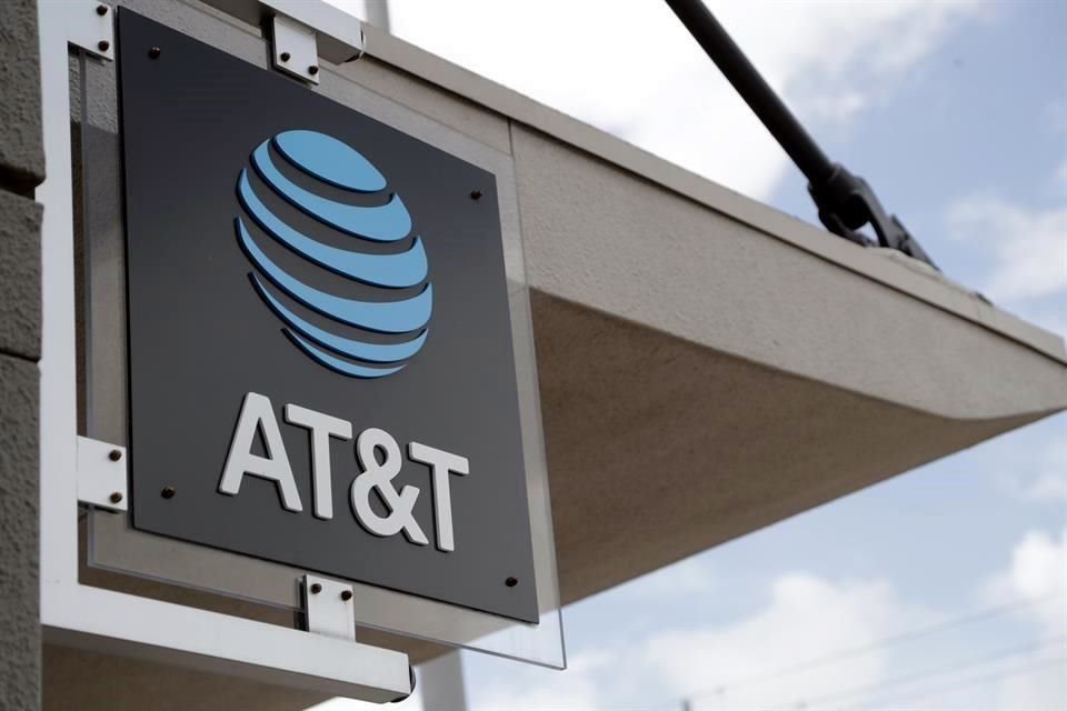 Las acciones de AT&T subían casi 5 por ciento tras las noticias.