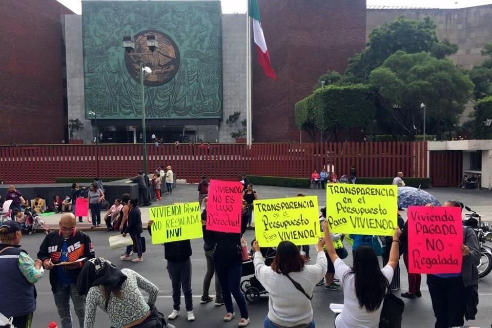 Maestros integrantes de la CNTE mantienen protestas afuera del recinto legislativo.