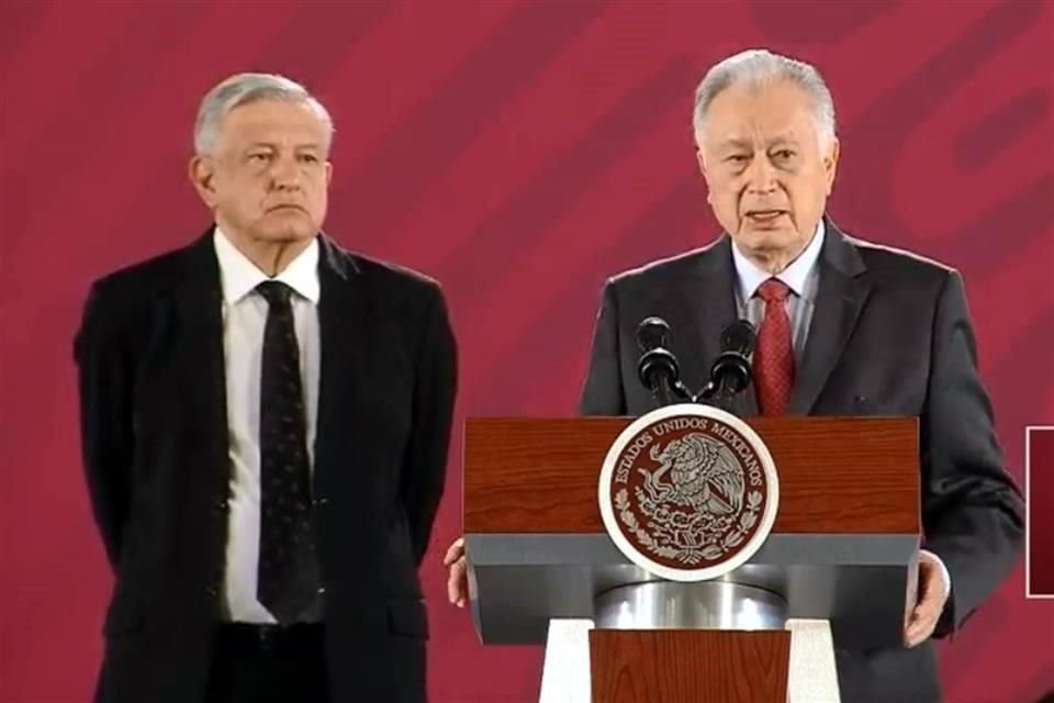 Manuel Bartlett, director de CFE, durante la conferencia matutina del Presidente López Obrador.