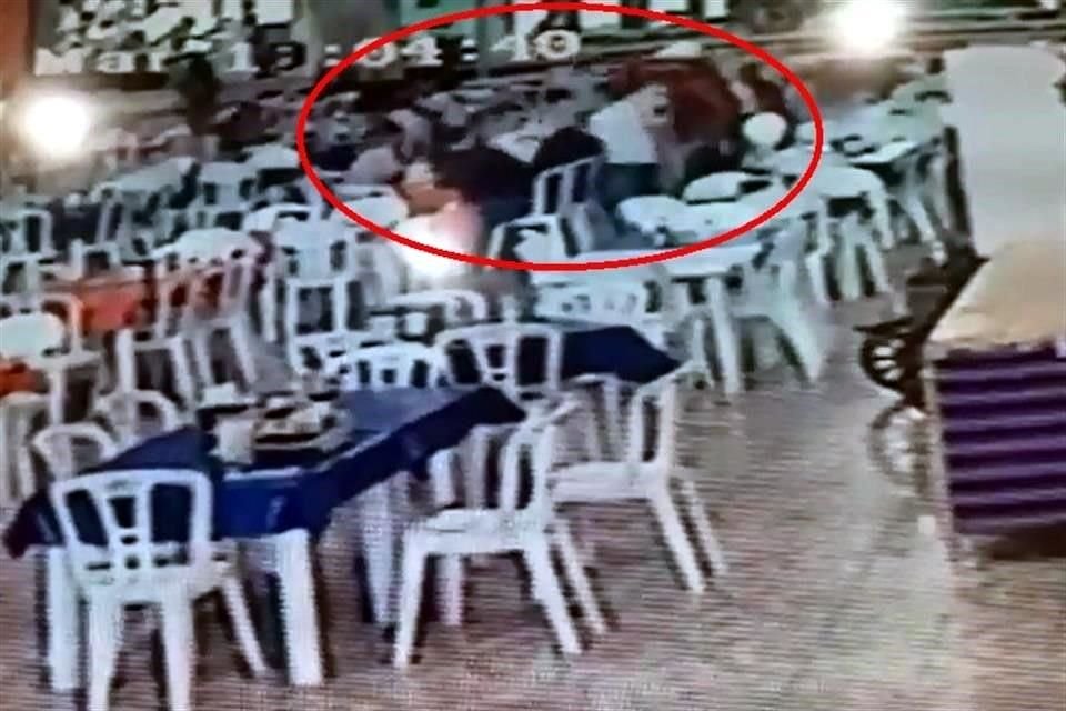 El ataque en contra de Joel Sánchez Bravo, Fiscal Regional de Tecámac, fue captado al interior del establecimiento donde ocurrieron los hechos.