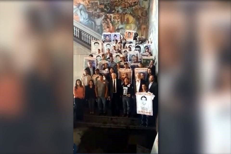 El Presidente recibió a padres de los 43 en Palacio Nacional.