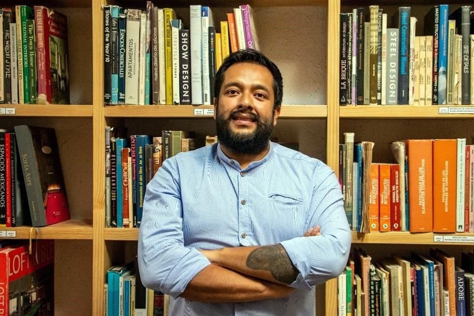 El diseñador Hazam Jara trabajó en diversos proyectos con Francisco Toledo.