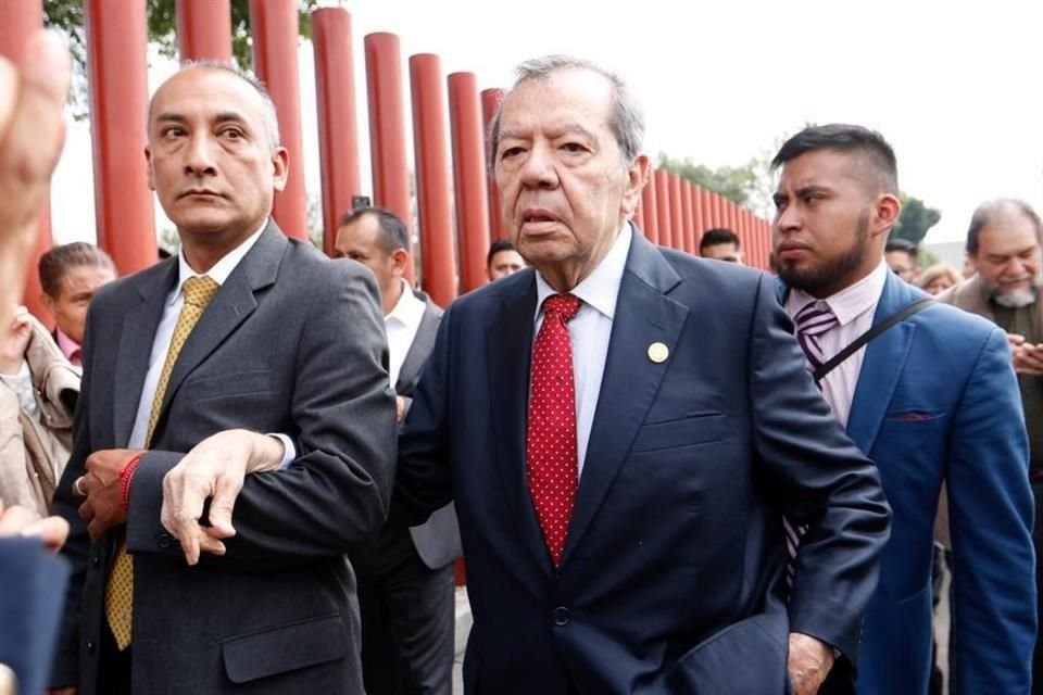 Apoyado por ayudantes para llegar, Muñoz Ledo caminó entre los manifestantes y les preguntó qué querían.