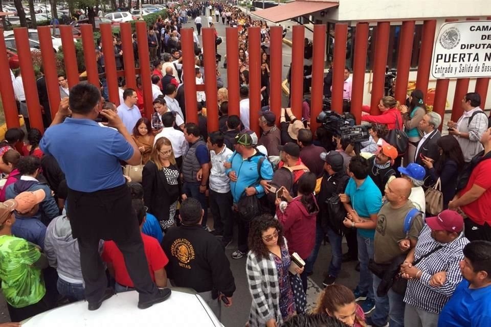 Desde temprana hora, los trabajadores pidieron a los de la Coordinadora que los dejaran salir.