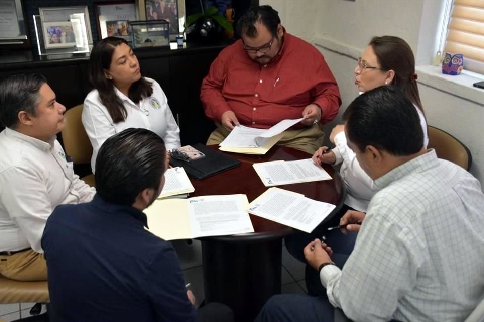 Autoridades federales, del estado y de Derechos Humanos, acordaron dictar medidas cautelares a 26 personas, que son familiares de los involucrados en los hechos de Nuevo Laredo.