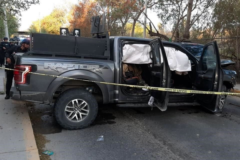 Las autoridades aseguraron dos camionetas con blindaje artesanal.